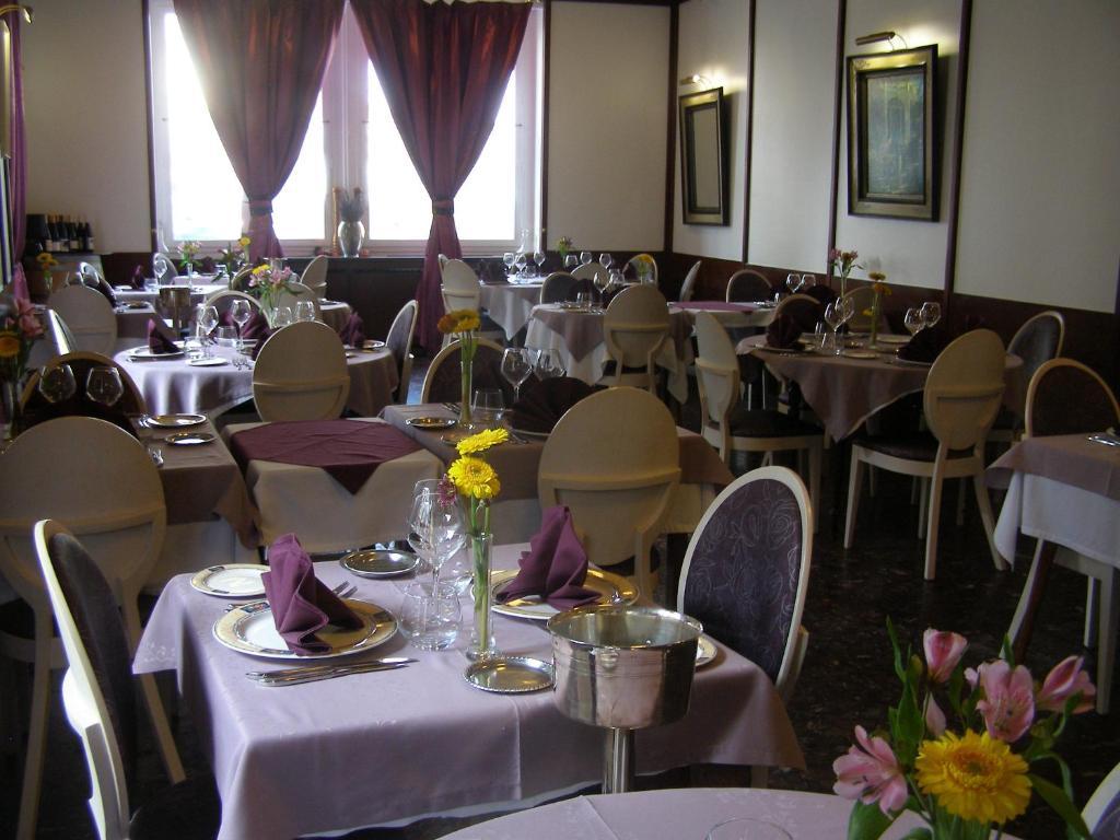 Logis Hotel-Restaurant Le Chene Vert Saint-Pourcain-sur-Sioule Ngoại thất bức ảnh