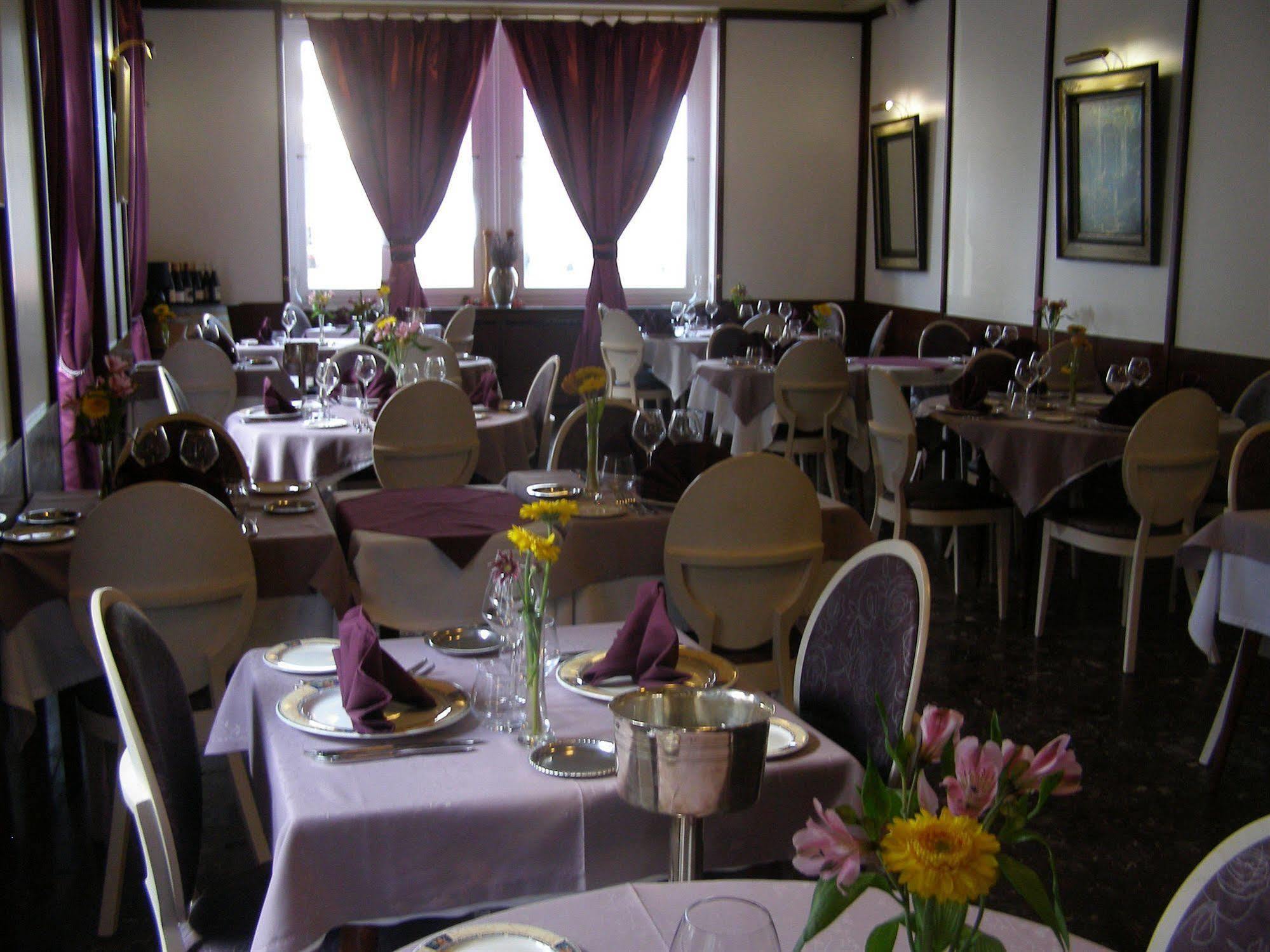 Logis Hotel-Restaurant Le Chene Vert Saint-Pourcain-sur-Sioule Ngoại thất bức ảnh