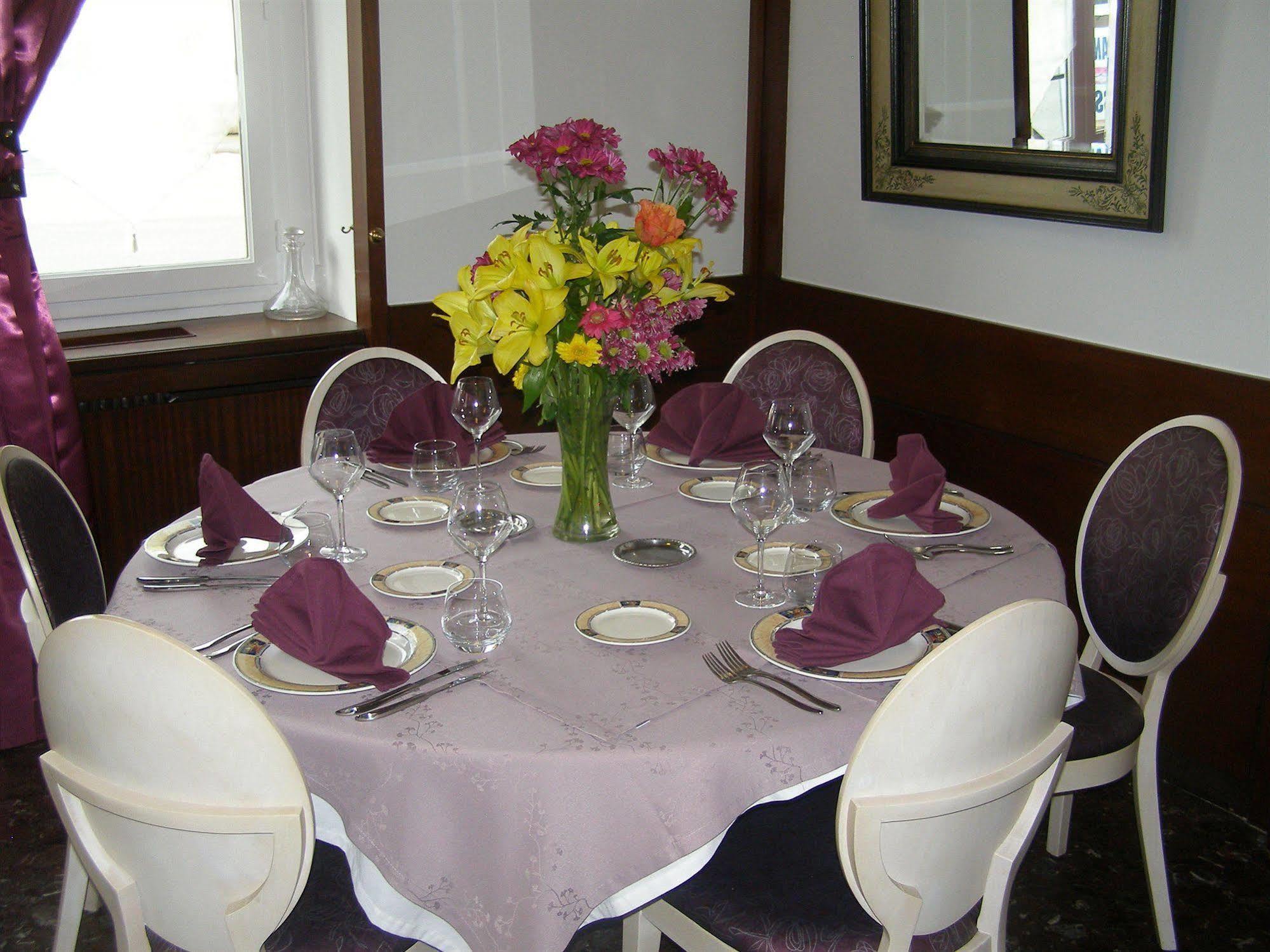 Logis Hotel-Restaurant Le Chene Vert Saint-Pourcain-sur-Sioule Ngoại thất bức ảnh