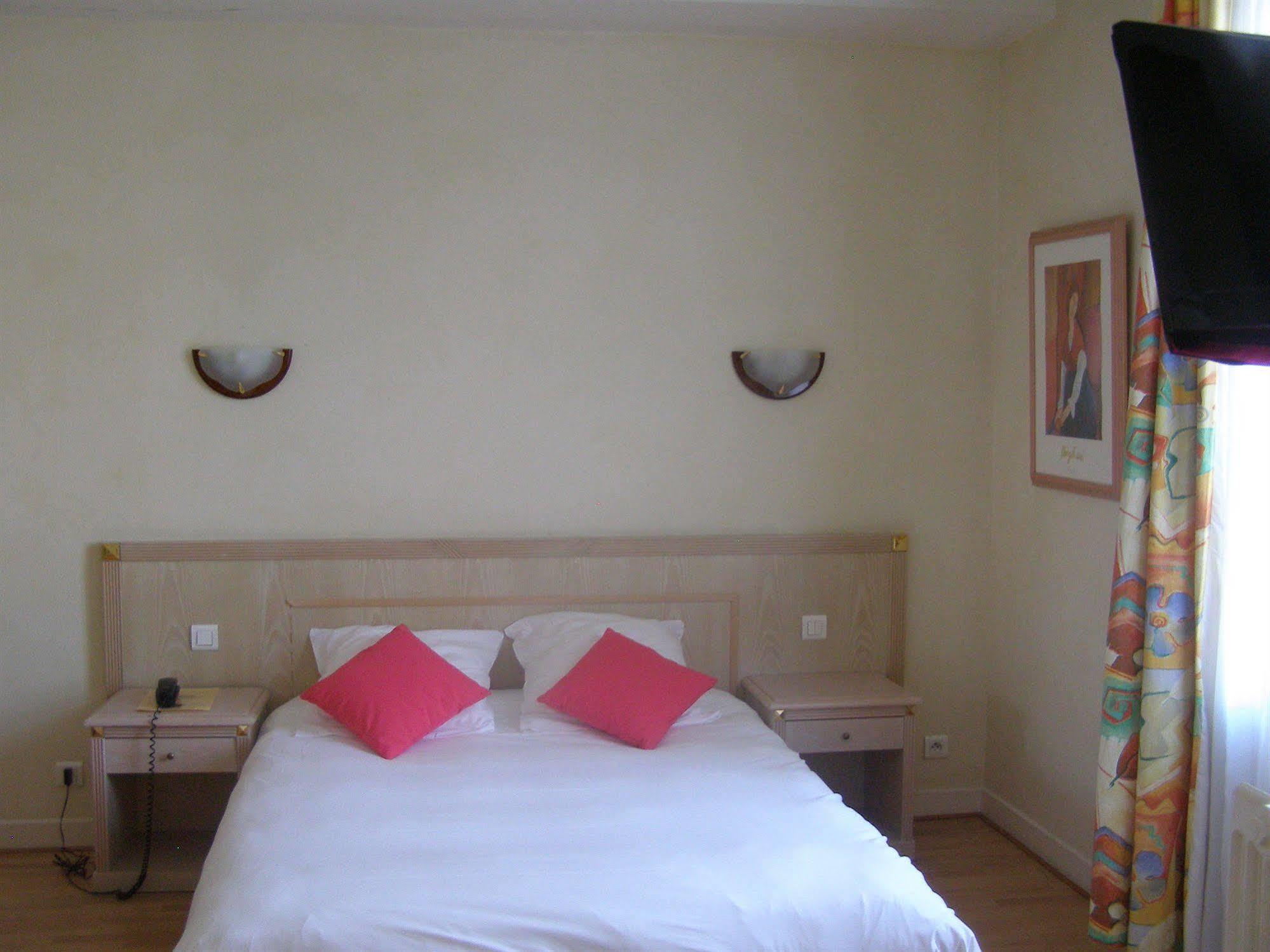 Logis Hotel-Restaurant Le Chene Vert Saint-Pourcain-sur-Sioule Ngoại thất bức ảnh